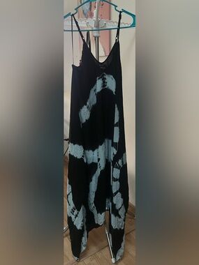 Raviya Black dress with Light Gray Graphic